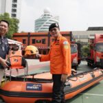 SVP Head of Business Continuity Management Bank Mandiri I Made Wahyu Arjaya (kiri) saat menyerahkan bantuan perlengkapan Search and Rescue (SAR) senilai Rp 452 juta kepada Badan Nasional Pencarian dan Pertolongan (Basarnas). Foto: Dok Bank Mandiri