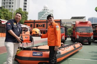 SVP Head of Business Continuity Management Bank Mandiri I Made Wahyu Arjaya (kiri) saat menyerahkan bantuan perlengkapan Search and Rescue (SAR) senilai Rp 452 juta kepada Badan Nasional Pencarian dan Pertolongan (Basarnas). Foto: Dok Bank Mandiri