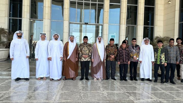 Menteri Agama Yaqut Cholil Qoumas bertemu Kepala Otoritas Umum Urusan Islam, Wakaf, dan Zakat Uni Emirat Arab (UEA), Omar Habtoor Al Darei dalam kunjungannya ke Dubai.