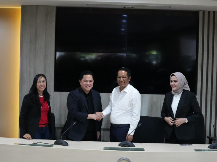 Ketua Umum PSSI, Erick Thohir bertemu dengan Menteri Hukum dan Hak Asasi Manusia (Menkumham), Supratman Andi Agtas di kantor Kemenkumham, Jakarta, Kamis (19/9/2024). Foto: PSSI