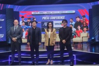 Andrew Rogers (Commercial Director AFC), CEO PT MNC Tbk, Noersing, Dini Putri (Programming & Acquisition Director RCTI) dan Atta Halilintar foto bersama usai konferensi pers kerja sama antara MNC Media dengan AFC di Inews Tower, Jakarta, Senin (2/9/2024). Foto: Ipol.id