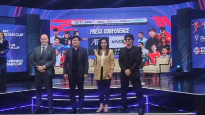 Andrew Rogers (Commercial Director AFC), CEO PT MNC Tbk, Noersing, Dini Putri (Programming & Acquisition Director RCTI) dan Atta Halilintar foto bersama usai konferensi pers kerja sama antara MNC Media dengan AFC di Inews Tower, Jakarta, Senin (2/9/2024). Foto: Ipol.id