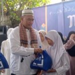 Anggota DPRD DKI empat periode dari Partai Demokrat, Neneng Hasanah (kiri) didampingi suami, H Suharto saat memberikan santunan pada puluhan anak yatim.(Foto Sofian/ipol.id)