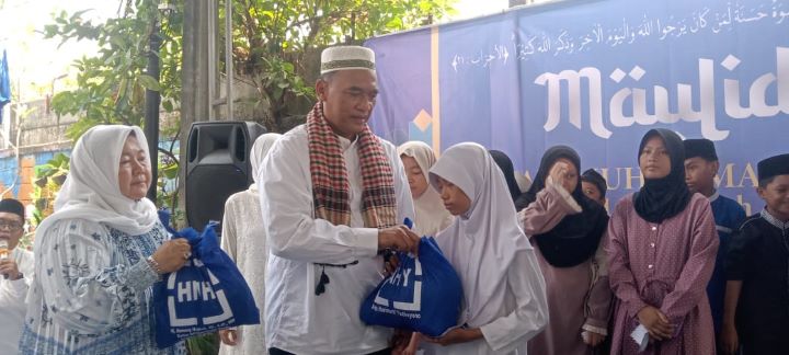 Anggota DPRD DKI empat periode dari Partai Demokrat, Neneng Hasanah (kiri) didampingi suami, H Suharto saat memberikan santunan pada puluhan anak yatim.(Foto Sofian/ipol.id)