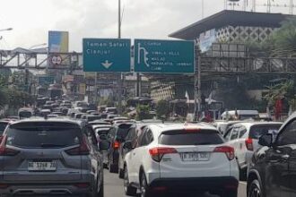 Ribuan kendaraan menuju kawasan Puncak, Bogor. (Foto: Putra Ramadhani Astyawan)