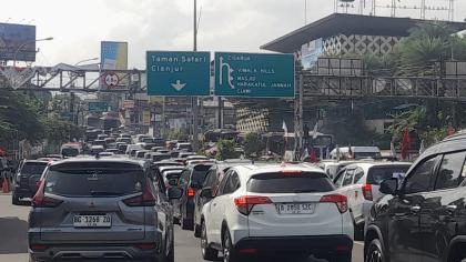 Ribuan kendaraan menuju kawasan Puncak, Bogor. (Foto: Putra Ramadhani Astyawan)