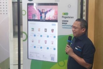 Direktur Utama PT Pegadaian Damar Latri Setiawan menjelaskan cara kerja Vending Machine UMKM yang ditempatkan di Kantor Pegadaian Kenari, Jalan Salemba No 2 Jakarta Pusat. Foto: M Iqbal/Ipol.id