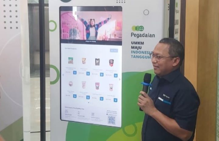 Direktur Utama PT Pegadaian Damar Latri Setiawan menjelaskan cara kerja Vending Machine UMKM yang ditempatkan di Kantor Pegadaian Kenari, Jalan Salemba No 2 Jakarta Pusat. Foto: M Iqbal/Ipol.id