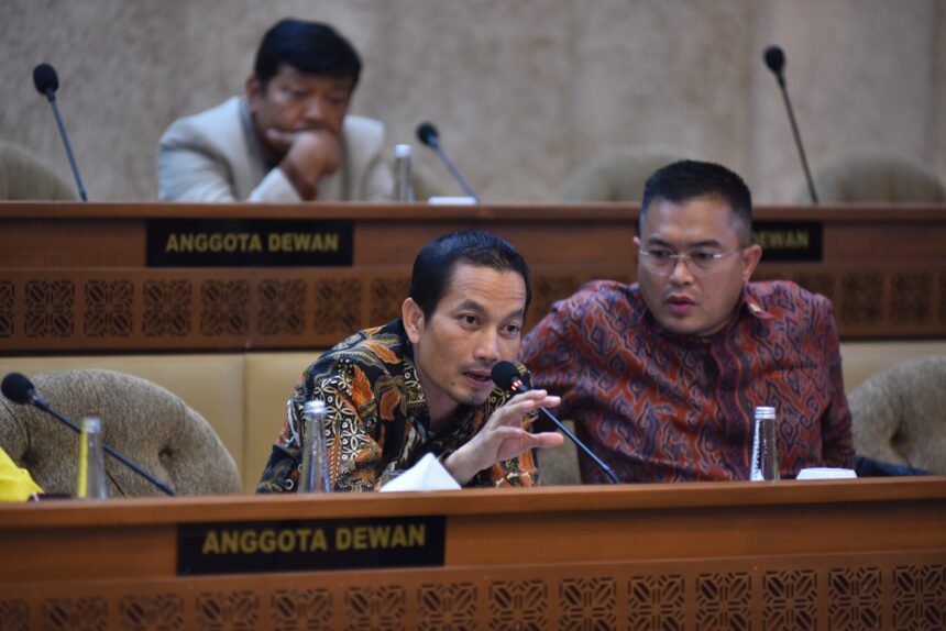 Anggota Pansus Haji DPR RI Wastam saat mengikuti rapat dengar pendapat dengan BPKH. Foto: