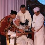 Sri Paus Franciskus mengapresiasi masyarakat Indonesia saat berkunjung ke Masjid Istiqlal. Foto: Kemenag