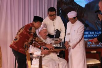 Sri Paus Franciskus mengapresiasi masyarakat Indonesia saat berkunjung ke Masjid Istiqlal. Foto: Kemenag