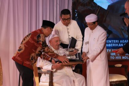 Sri Paus Franciskus mengapresiasi masyarakat Indonesia saat berkunjung ke Masjid Istiqlal. Foto: Kemenag