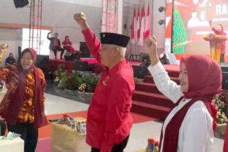 Bakal Calon Gubernur Jawa Timur Tri Rismaharini saat membuka deklarasi relawan Koalisi Rakyat Bersatu (KaREB) di Kota Malang pada Minggu (15/9/2024). Foto: dok. PDIP