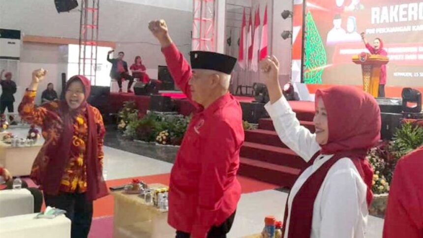 Bakal Calon Gubernur Jawa Timur Tri Rismaharini saat membuka deklarasi relawan Koalisi Rakyat Bersatu (KaREB) di Kota Malang pada Minggu (15/9/2024). Foto: dok. PDIP