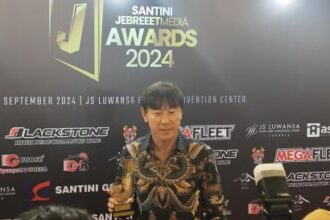 Pelatih Timnas Indonesia Shin Tae-yong (STY) meraih penghargaan sebagai pelatih pria terfavorit di Santini Jebreeetmedia Awards 2024, Kamis (26/9/2024). (Ist)