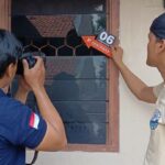 Tim Pusat Laboratorium Forensik (Puslabfor) Polri, Inafis dan Polsek Ciracas, Jakarta Timur, melakukan penyelidikan dan proses pemeriksaan uji balistik memastikan asal peluru nyasar mengenai Ibu-Ibu di Jalan Kampung Baru I, RT 09/RW 09, Kelapa Dua Wetan, Ciracas, Jakarta Timur, Kamis (19/9/2024). Foto: Ist