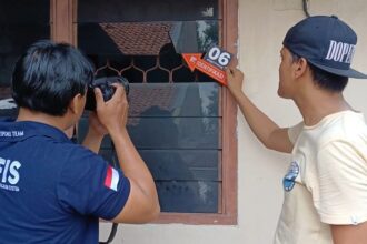 Tim Pusat Laboratorium Forensik (Puslabfor) Polri, Inafis dan Polsek Ciracas, Jakarta Timur, melakukan penyelidikan dan proses pemeriksaan uji balistik memastikan asal peluru nyasar mengenai Ibu-Ibu di Jalan Kampung Baru I, RT 09/RW 09, Kelapa Dua Wetan, Ciracas, Jakarta Timur, Kamis (19/9/2024). Foto: Ist