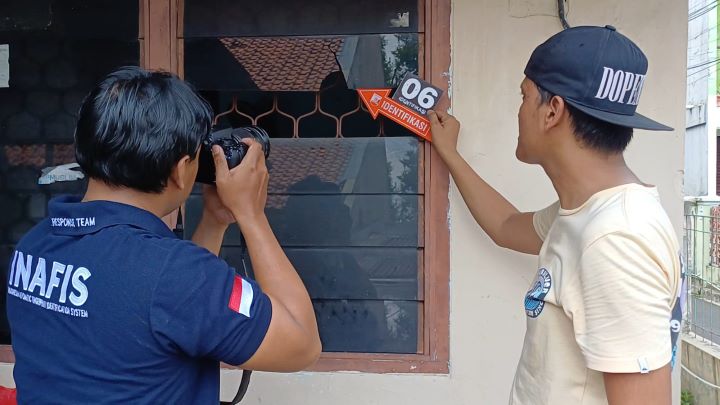 Tim Pusat Laboratorium Forensik (Puslabfor) Polri, Inafis dan Polsek Ciracas, Jakarta Timur, melakukan penyelidikan dan proses pemeriksaan uji balistik memastikan asal peluru nyasar mengenai Ibu-Ibu di Jalan Kampung Baru I, RT 09/RW 09, Kelapa Dua Wetan, Ciracas, Jakarta Timur, Kamis (19/9/2024). Foto: Ist