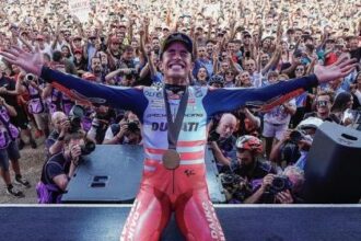 Pembalap Gresini Ducati, Marc Marquez, merayakan suksesnya usai memenangi Sprint Race MotoGP Aragon 2024 di Sirkuit MotorLand Aragon, Sabtu (31/8/2024) malam WIB. (Foto: Instagram @gresiniracing)