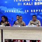 Karodokpol Pusdokkes Polri, Brigjen Pol Nyoman Eddy (tengah) dan para pejabat Polri memberikan keterangan terkait identifikasi tujuh jenazah di Kali Bekasi, dalam konfrensi pers di Rumah Sakit Polri Kramat Jati, Jakarta Timur, Kamis (26/9/2024). Foto: Joesvicar Iqbal/dok/ipol.id