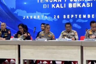 Karodokpol Pusdokkes Polri, Brigjen Pol Nyoman Eddy (tengah) dan para pejabat Polri memberikan keterangan terkait identifikasi tujuh jenazah di Kali Bekasi, dalam konfrensi pers di Rumah Sakit Polri Kramat Jati, Jakarta Timur, Kamis (26/9/2024). Foto: Joesvicar Iqbal/dok/ipol.id