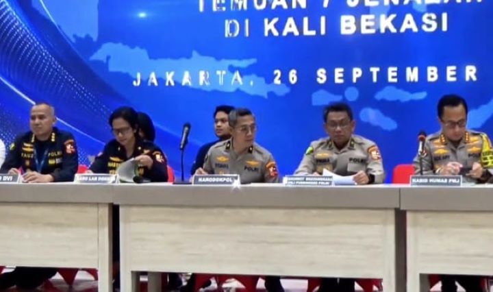 Karodokpol Pusdokkes Polri, Brigjen Pol Nyoman Eddy (tengah) dan para pejabat Polri memberikan keterangan terkait identifikasi tujuh jenazah di Kali Bekasi, dalam konfrensi pers di Rumah Sakit Polri Kramat Jati, Jakarta Timur, Kamis (26/9/2024). Foto: Joesvicar Iqbal/dok/ipol.id