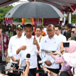 Presiden Jokowi menyampaikan keterangan pers usai peletakan batu pertama (groundbreaking) pembangunan kawasan mixed-use Delonix Nusantara yang berada di kawasan Ibu Kota Nusantara (IKN), Provinsi Kalimantan Timur, Rabu (25/9/2024). Foto: BPMI Setpres