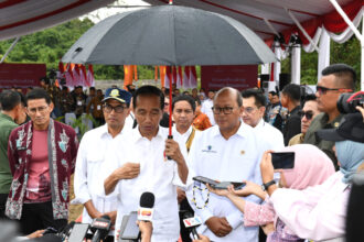 Presiden Jokowi menyampaikan keterangan pers usai peletakan batu pertama (groundbreaking) pembangunan kawasan mixed-use Delonix Nusantara yang berada di kawasan Ibu Kota Nusantara (IKN), Provinsi Kalimantan Timur, Rabu (25/9/2024). Foto: BPMI Setpres