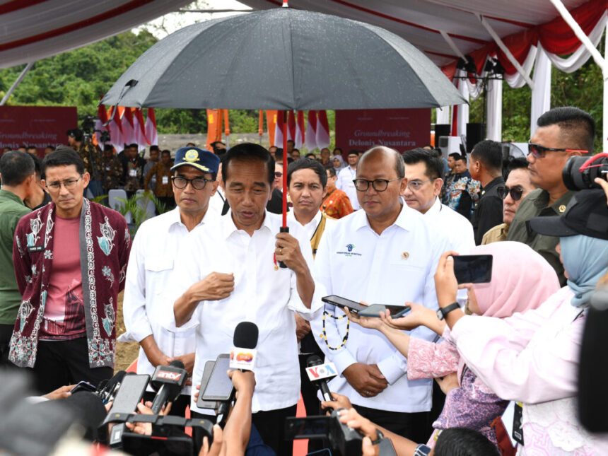 Presiden Jokowi menyampaikan keterangan pers usai peletakan batu pertama (groundbreaking) pembangunan kawasan mixed-use Delonix Nusantara yang berada di kawasan Ibu Kota Nusantara (IKN), Provinsi Kalimantan Timur, Rabu (25/9/2024). Foto: BPMI Setpres