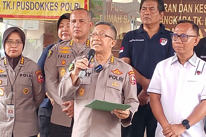 Kabid Yandokpol Rumah Sakit (RS) Polri Kramat Jati, Kombes Hery Wijatmoko dan jajaran dalam memberikan keterangan terkait pemeriksaan tujuh jenazah remaja yang ditemukan di Kali Bekasi, Kota Bekasi, Jawa Barat, di RS Polri Kramat Jati, Jakarta Timur, pada Senin (23/9/2024). Foto: Ist