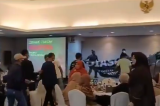 Sejumlah orang tak dikenal membubarkan paksa diskusi yang diadakan sejumlah tokoh. Foto: Tangkapan layar X @RikeSants