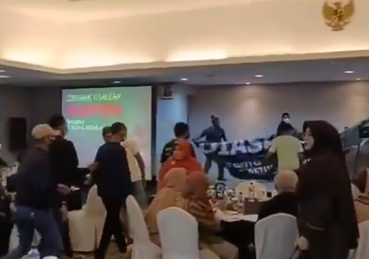 Sejumlah orang tak dikenal membubarkan paksa diskusi yang diadakan sejumlah tokoh. Foto: Tangkapan layar X @RikeSants