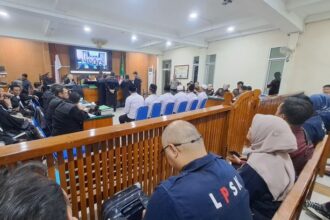 Wakil Ketua Lembaga Perlindungan Saksi dan Korban (LPSK), Sri Suparyati dan jajaran saat memberikan pendampingan dan perlindungan kepada lima saksi dalam kasus pembunuhan Vina dan Eky, yang ketakutan dalam sidang Peninjauan Kembali (PK) di Pengadilan Negeri Cirebon, Jawa Barat, Selasa (10/9/2024). Foto: Ist