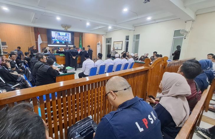 Wakil Ketua Lembaga Perlindungan Saksi dan Korban (LPSK), Sri Suparyati dan jajaran saat memberikan pendampingan dan perlindungan kepada lima saksi dalam kasus pembunuhan Vina dan Eky, yang ketakutan dalam sidang Peninjauan Kembali (PK) di Pengadilan Negeri Cirebon, Jawa Barat, Selasa (10/9/2024). Foto: Ist