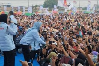 Kegiatan senam bahagia bersama pasangan Ratu Zakiyah dan Najib Hamas di Lapangan Bola Ciujung, Kragilan, Kabupaten Serang, Minggu (22/9/2024) pagi. (Foto: Ist)