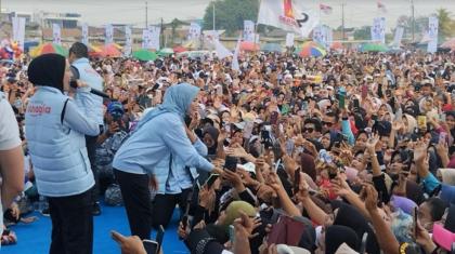 Kegiatan senam bahagia bersama pasangan Ratu Zakiyah dan Najib Hamas di Lapangan Bola Ciujung, Kragilan, Kabupaten Serang, Minggu (22/9/2024) pagi. (Foto: Ist)