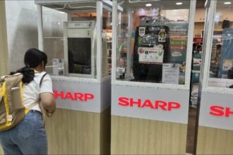 Pengunjung sedang melihat produk penjernih udara Sharp di booth Sharp. Foto: SEID