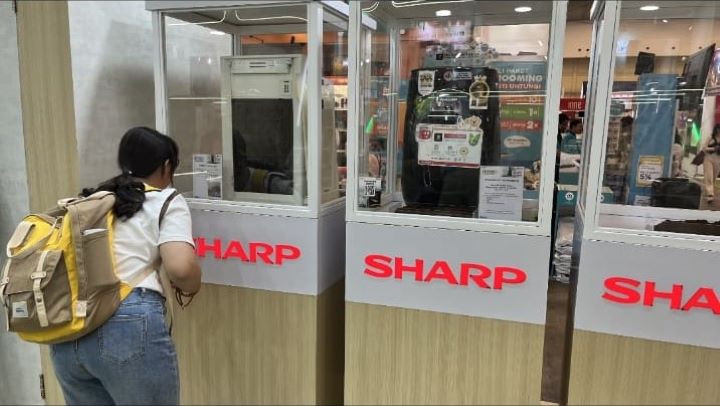 Pengunjung sedang melihat produk penjernih udara Sharp di booth Sharp. Foto: SEID