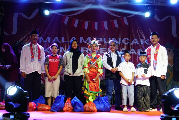 Puluhan anak yatim dan dhuafa mendapatkan santunan saat malam puncak Agustusan diadakan di halaman parkir GOR Kinasih, Jalan Giri Kencana, RT 05/02, Cilangkap, Jakarta Timur, pada Sabtu (14/9/2024) malam. Foto: Ist