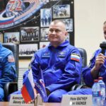 Astronot NASA Don Pettit, kosmonot Roscosmos Alexey Ovchinin, dan Ivan Vagner. Ketiganya menjadi kru ISS terbaru. Foto: ©Sergey Savostyanov/TASS