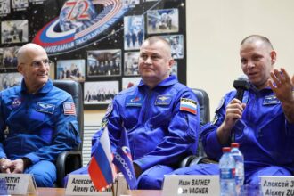 Astronot NASA Don Pettit, kosmonot Roscosmos Alexey Ovchinin, dan Ivan Vagner. Ketiganya menjadi kru ISS terbaru. Foto: ©Sergey Savostyanov/TASS