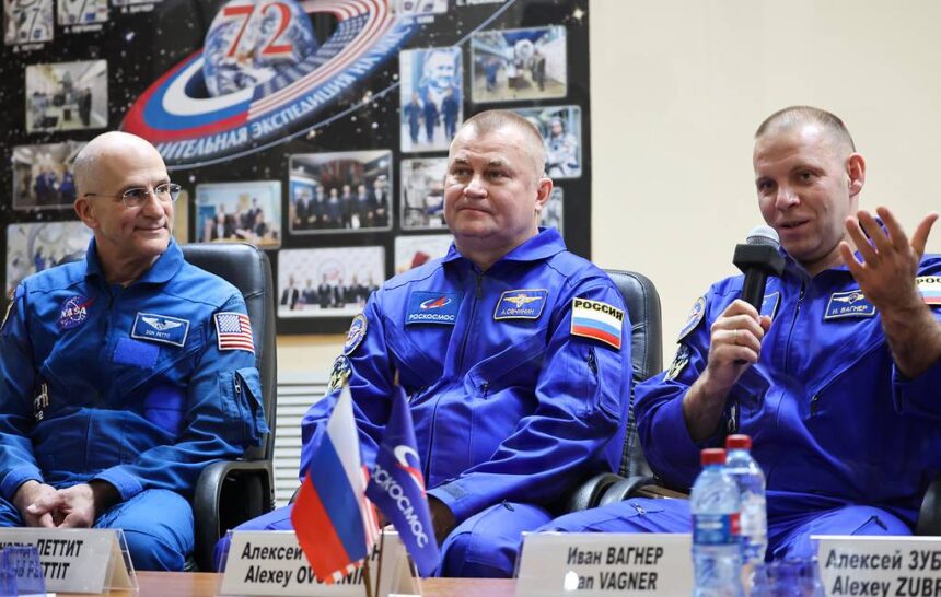 Astronot NASA Don Pettit, kosmonot Roscosmos Alexey Ovchinin, dan Ivan Vagner. Ketiganya menjadi kru ISS terbaru. Foto: ©Sergey Savostyanov/TASS