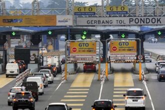 Sejumlah mobil memasuki gerbang tol Pondok Ranji. Foto: Ist