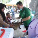 Seorang warga memeriksakan musang peliharaannya dalam giat layanan vaksinasi Hewan Penular Rabies (HPR) drive thru di halaman Kantor Walikota, Kamis (26/9/2024). Foto: Ist