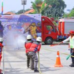 para relawan pemadam kebakaran wilayah Jakarta Timur mengikuti lomba ketangkasan relawan pemadam kebakaran (redkar chalenge) di Kantor Suku Dinas Penanggulangan Kebakaran dan Penyelamatan (Gulkarmat) Kota Jakarta Timur di Jalan Pemuda, Kelurahan Rawamangun, Kecamatan Pulogadung, pada Senin (21/10/2024). Foto: Ist