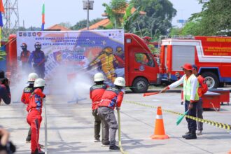 para relawan pemadam kebakaran wilayah Jakarta Timur mengikuti lomba ketangkasan relawan pemadam kebakaran (redkar chalenge) di Kantor Suku Dinas Penanggulangan Kebakaran dan Penyelamatan (Gulkarmat) Kota Jakarta Timur di Jalan Pemuda, Kelurahan Rawamangun, Kecamatan Pulogadung, pada Senin (21/10/2024). Foto: Ist