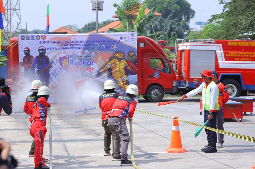 para relawan pemadam kebakaran wilayah Jakarta Timur mengikuti lomba ketangkasan relawan pemadam kebakaran (redkar chalenge) di Kantor Suku Dinas Penanggulangan Kebakaran dan Penyelamatan (Gulkarmat) Kota Jakarta Timur di Jalan Pemuda, Kelurahan Rawamangun, Kecamatan Pulogadung, pada Senin (21/10/2024). Foto: Ist