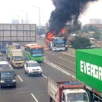 Penampakan bus pariwisata (Bersama Putra Trans) bernopol B 7179 VGA yang terbakar di Tol Wiyoto Wiyono KM 03, Cipinang Besar Utara, Jatinegara, Jakarta Timur, Kamis (24/10/2024). Foto: Ist