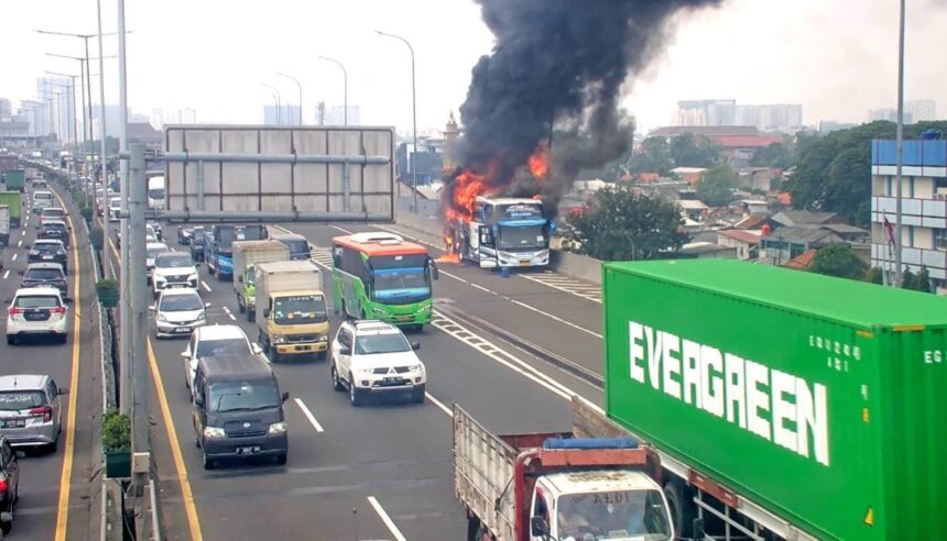 Penampakan bus pariwisata (Bersama Putra Trans) bernopol B 7179 VGA yang terbakar di Tol Wiyoto Wiyono KM 03, Cipinang Besar Utara, Jatinegara, Jakarta Timur, Kamis (24/10/2024). Foto: Ist