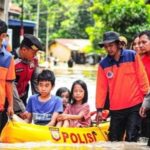 Tim gabungan evakuasi anak-anak terdampak banjir di Kota Tebing Tinggi Provinsi Sumatera Utara, pada Sabtu (12/10/2024) sore. Foto: BPBD Kota Tebing Tinggi